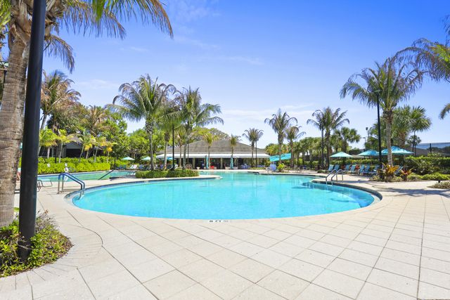 5172 SE Club Way 207, Stuart, FL 34997