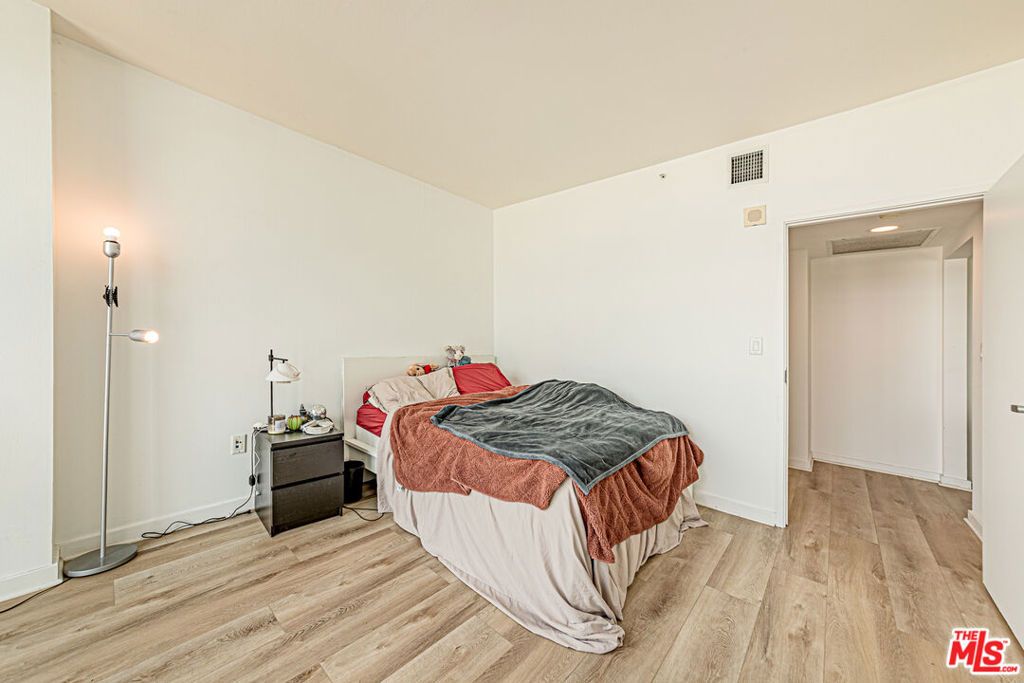 Image 19 of property listing at 13700 Marina Pointe Drive 1018, Marina Del Rey, CA 90292