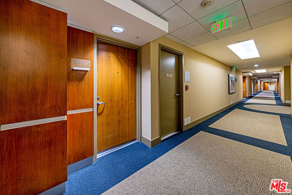 Image 3 of property listing at 13700 Marina Pointe Drive 1018, Marina Del Rey, CA 90292