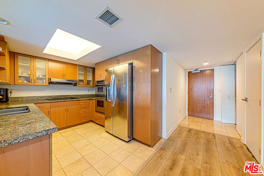 Image 4 of property listing at 13700 Marina Pointe Drive 1018, Marina Del Rey, CA 90292