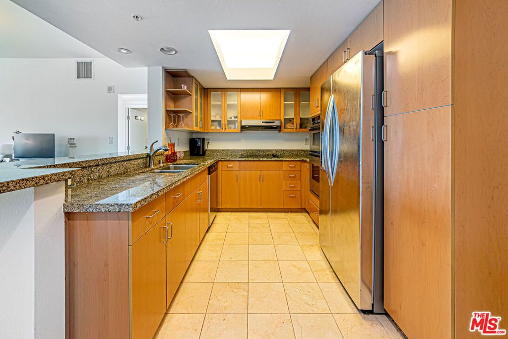 Image 5 of property listing at 13700 Marina Pointe Drive 1018, Marina Del Rey, CA 90292