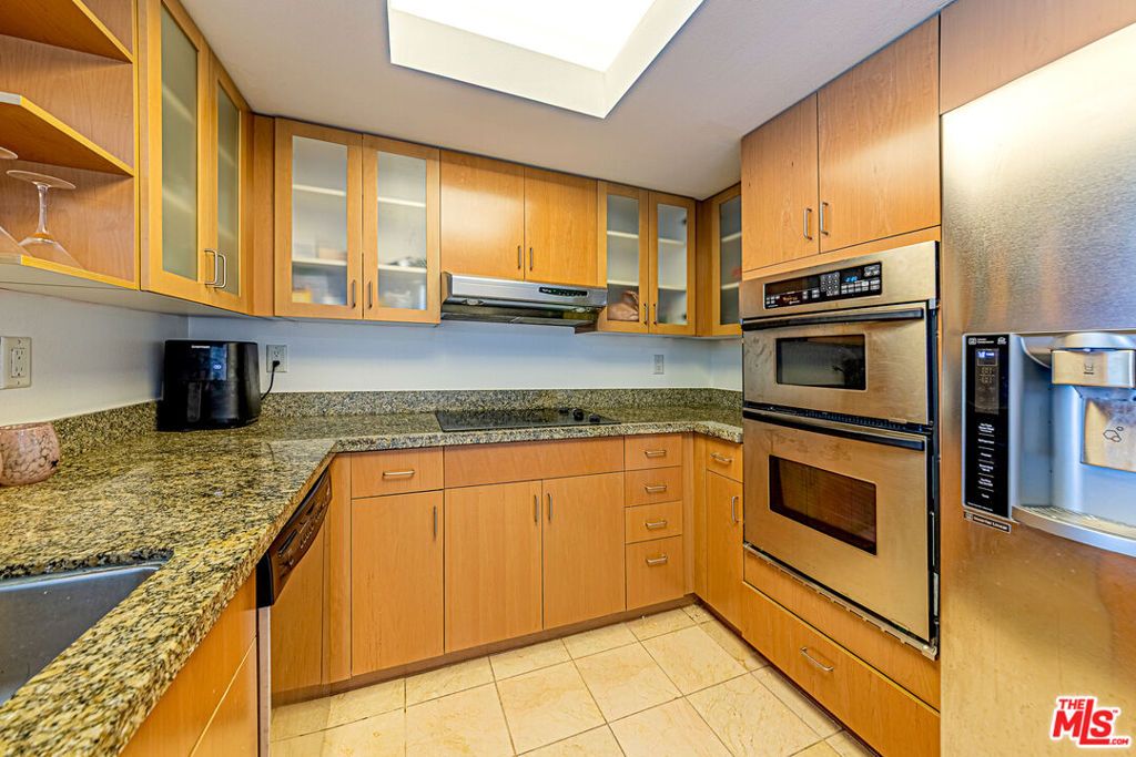 Image 6 of property listing at 13700 Marina Pointe Drive 1018, Marina Del Rey, CA 90292