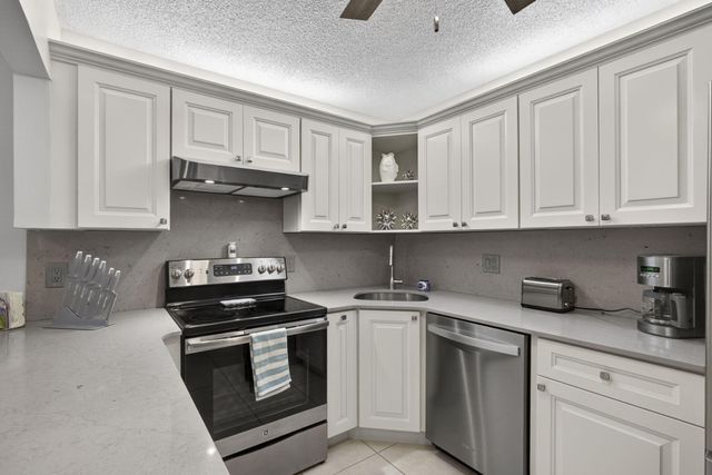301 Pine Ridge Circle B-2, Greenacres, FL 33463