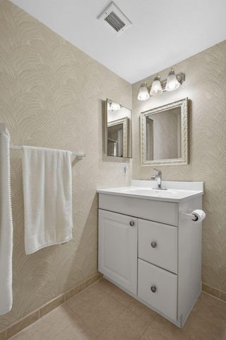 301 Pine Ridge Circle B-2, Greenacres, FL 33463