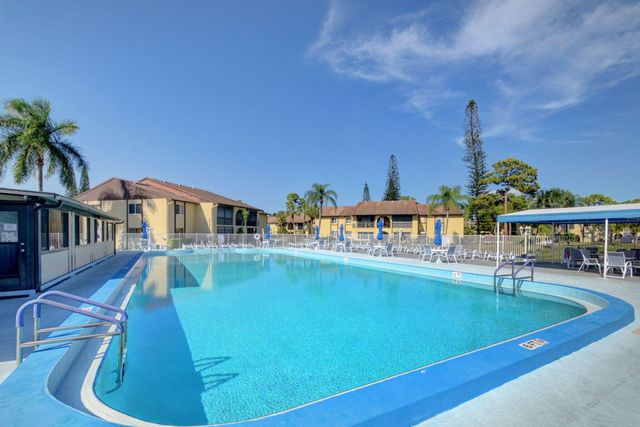 301 Pine Ridge Circle B-2, Greenacres, FL 33463