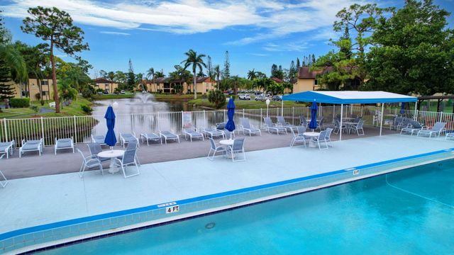 301 Pine Ridge Circle B-2, Greenacres, FL 33463