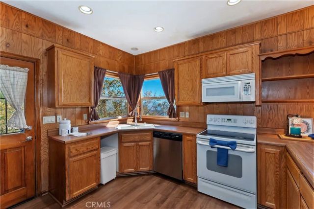 23903 Skyland Drive, Crestline, CA 92325