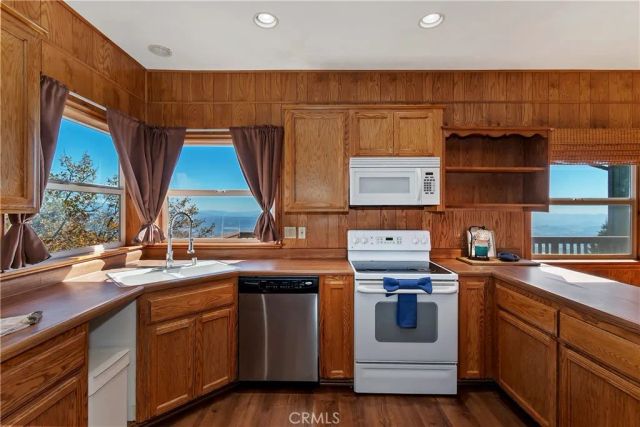 23903 Skyland Drive, Crestline, CA 92325