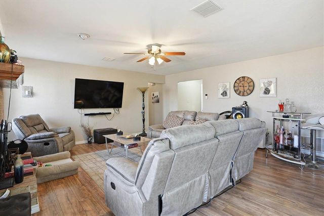 6771 SW Chaucer Dr, Lawton, OK 73505