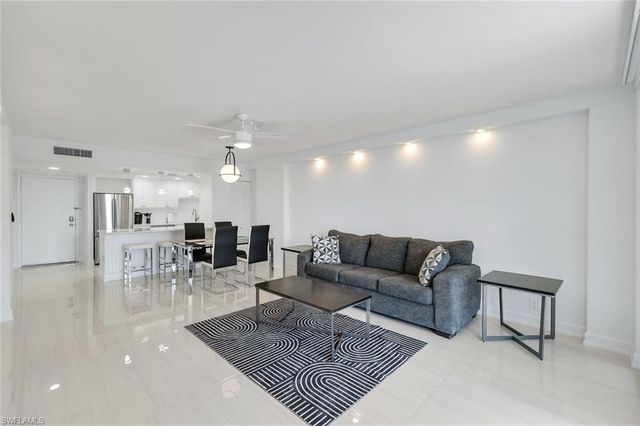 5 Bluebill AVE 410, Naples, FL 34108