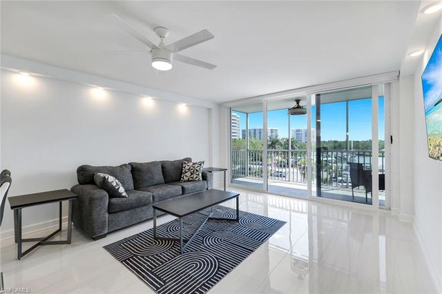 5 Bluebill AVE 410, Naples, FL 34108
