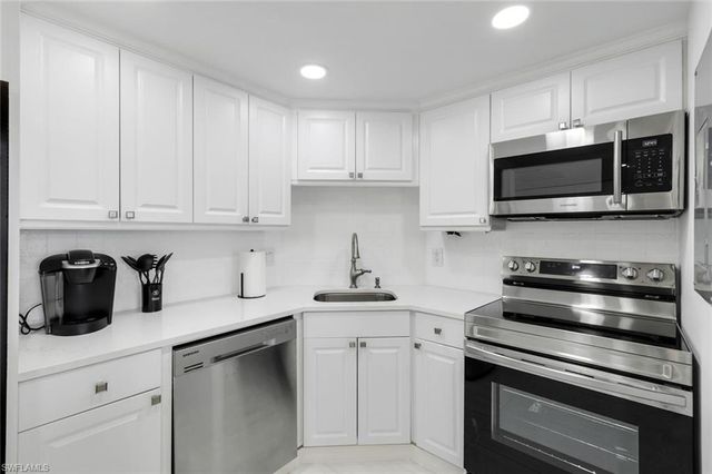 5 Bluebill AVE 410, Naples, FL 34108