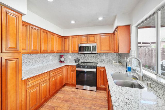 2185 Holder Ln, Tracy, CA 95377