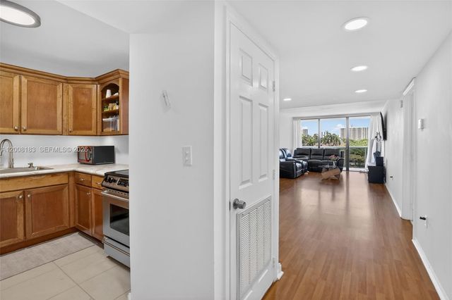 3675 N Country Club Drive 410, Aventura, FL 33180