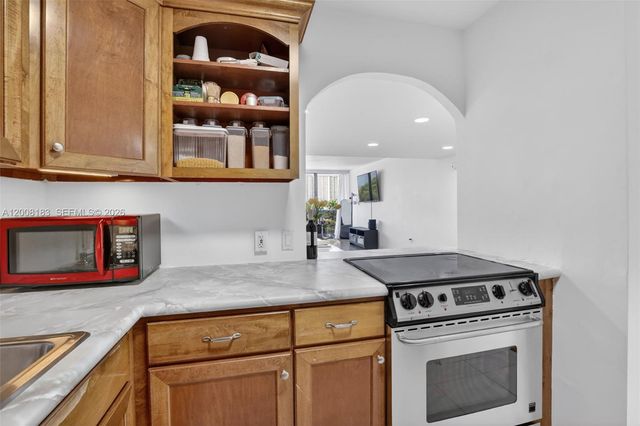 3675 N Country Club Drive 410, Aventura, FL 33180