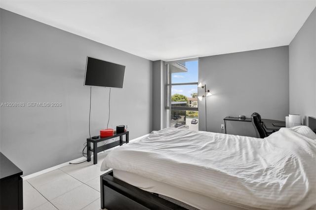 3675 N Country Club Drive 410, Aventura, FL 33180