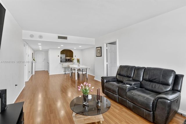 3675 N Country Club Drive 410, Aventura, FL 33180