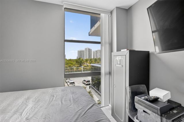 3675 N Country Club Drive 410, Aventura, FL 33180
