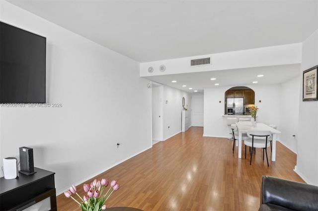 3675 N Country Club Drive 410, Aventura, FL 33180