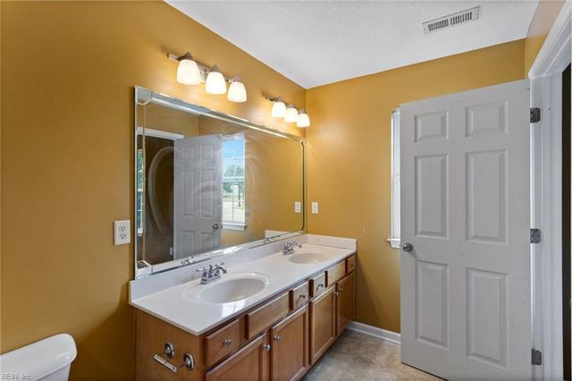 10 Musket LN, Hampton, VA 23666