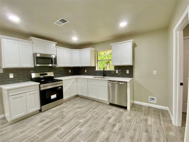 296 Kings Row, Livingston, TX 77351