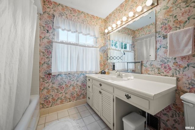 201 W HANSSLER Place, Peoria, IL 61604