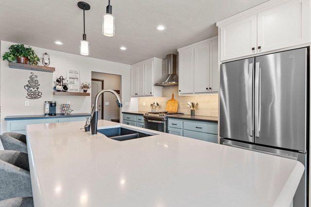 2041 BUCKTHORN TRAIL, Green Bay, WI 54304
