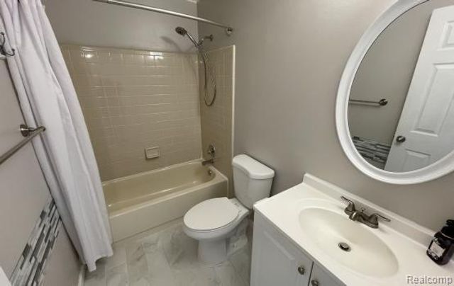 27595 Harrison Woods Lane, Harrison Twp, MI 48045