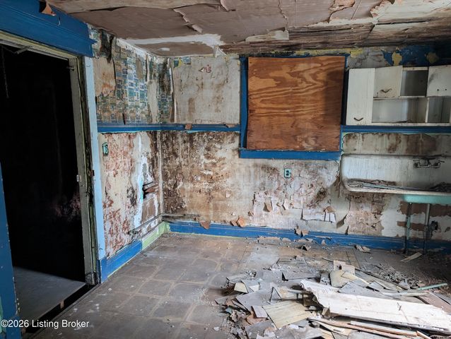 642 Louis Coleman Jr Dr, Louisville, KY 40211