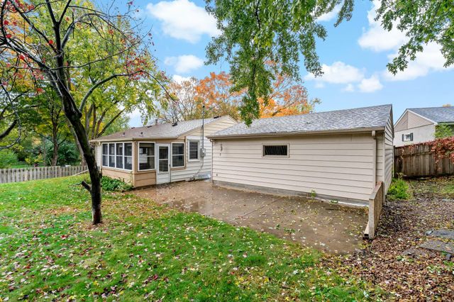 2206 W 89th Street W, Bloomington, MN 55431
