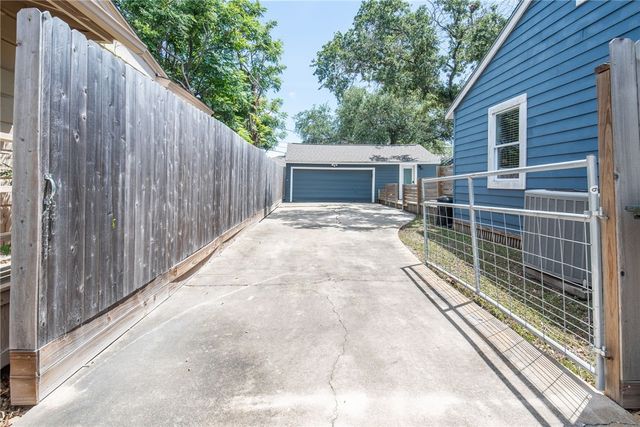 329 Laurel Dr, Corpus Christi, TX 78404