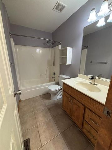 19309 E Lynchburg Place N, Independence, MO 64058