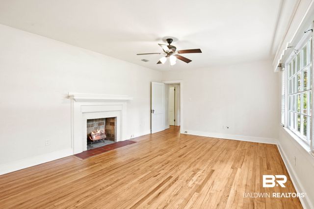 1009 W Pinewood Dr, Mobile, AL 36618