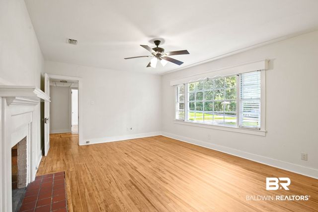1009 W Pinewood Dr, Mobile, AL 36618