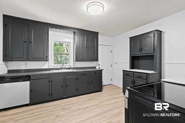 1009 W Pinewood Dr, Mobile, AL 36618