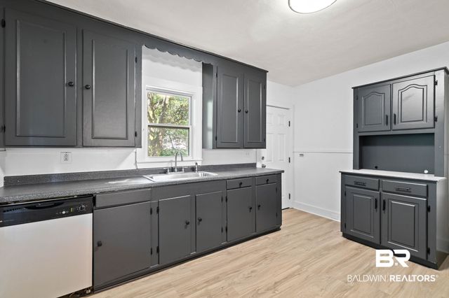 1009 W Pinewood Dr, Mobile, AL 36618