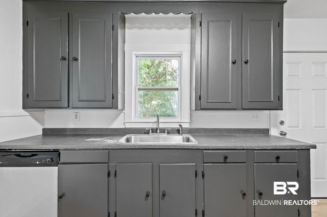 1009 W Pinewood Dr, Mobile, AL 36618