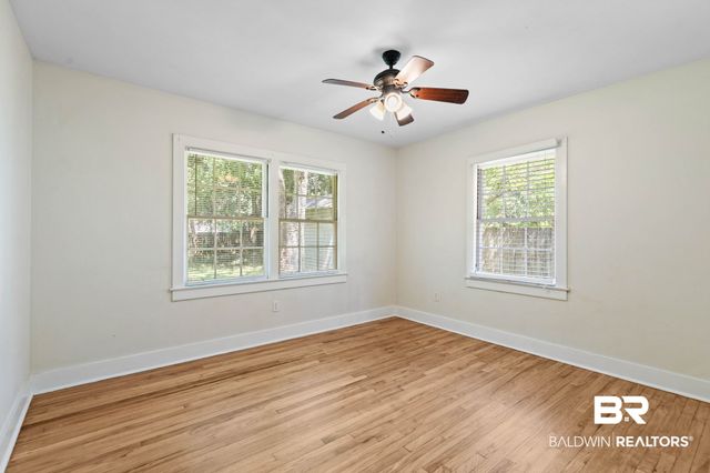 1009 W Pinewood Dr, Mobile, AL 36618
