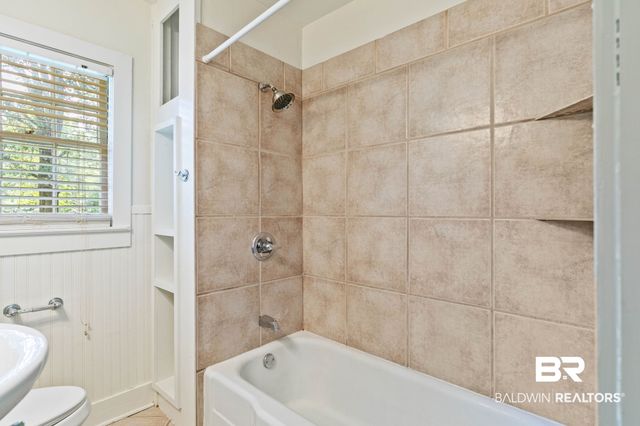 1009 W Pinewood Dr, Mobile, AL 36618