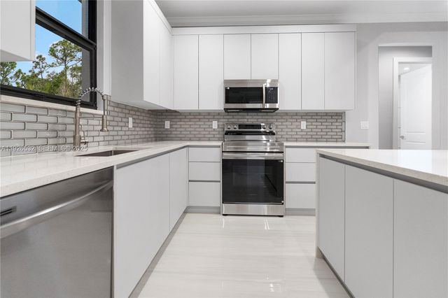 3587 SE 18th AVE, Naples, FL 34117