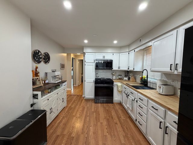 9848 S Muskegon Avenue, Chicago, IL 60617
