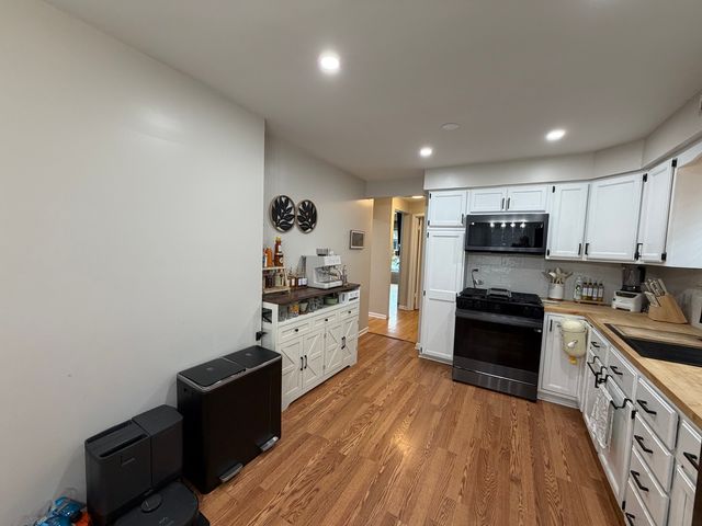 9848 S Muskegon Avenue, Chicago, IL 60617