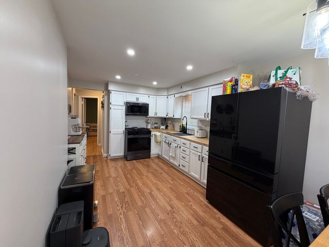 9848 S Muskegon Avenue, Chicago, IL 60617