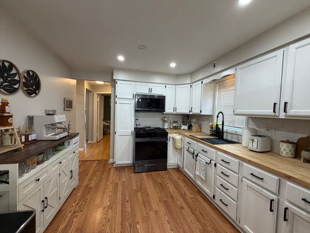 9848 S Muskegon Avenue, Chicago, IL 60617