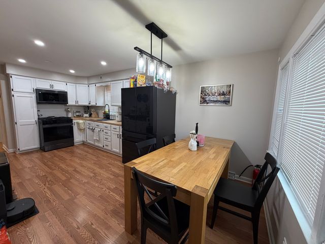 9848 S Muskegon Avenue, Chicago, IL 60617