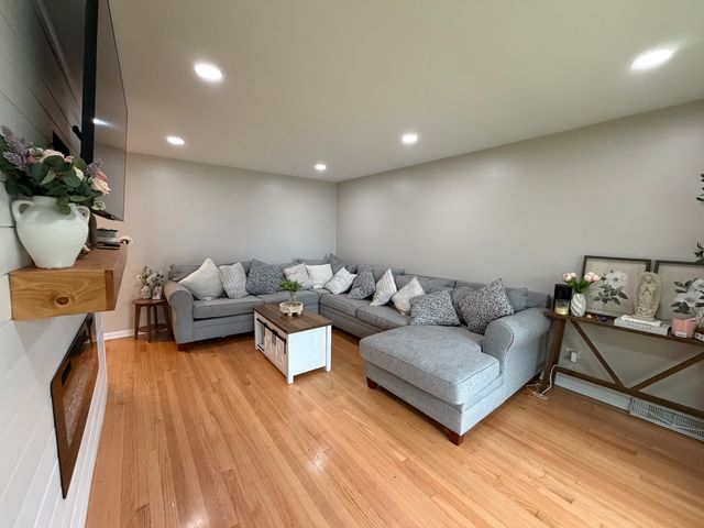 9848 S Muskegon Avenue, Chicago, IL 60617