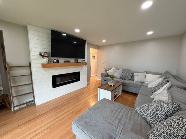 9848 S Muskegon Avenue, Chicago, IL 60617