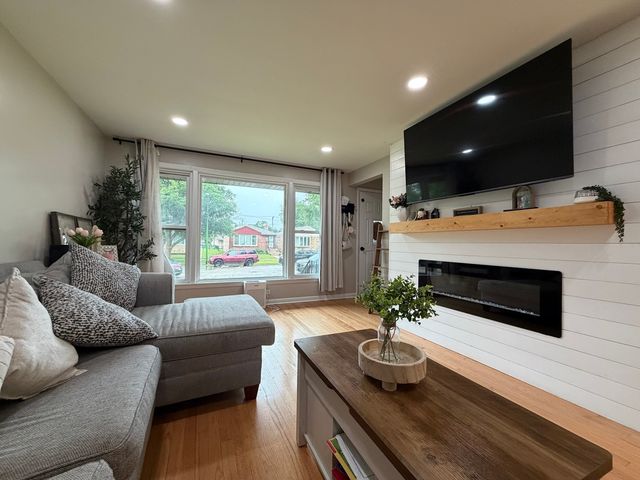 9848 S Muskegon Avenue, Chicago, IL 60617