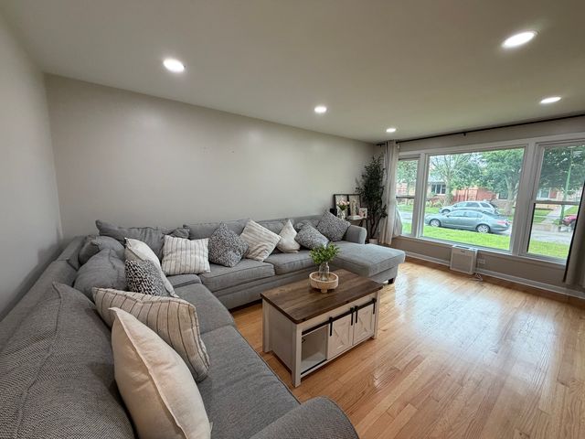9848 S Muskegon Avenue, Chicago, IL 60617