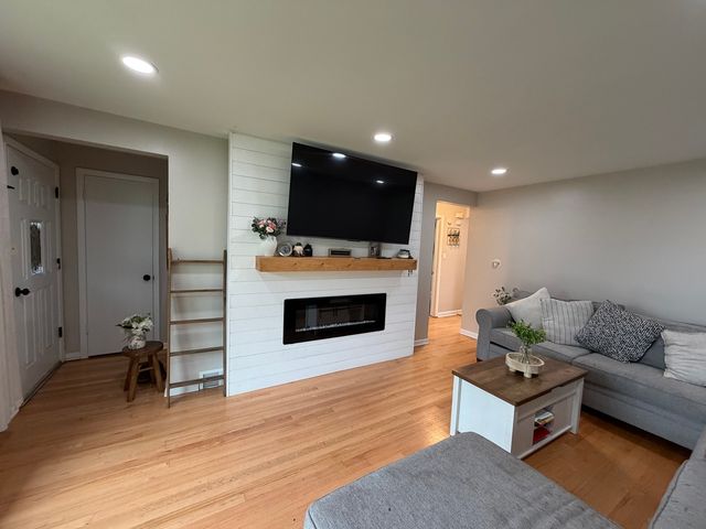 9848 S Muskegon Avenue, Chicago, IL 60617